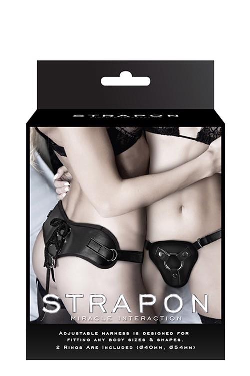 Juodas strap-on diržas su dviem žiedais