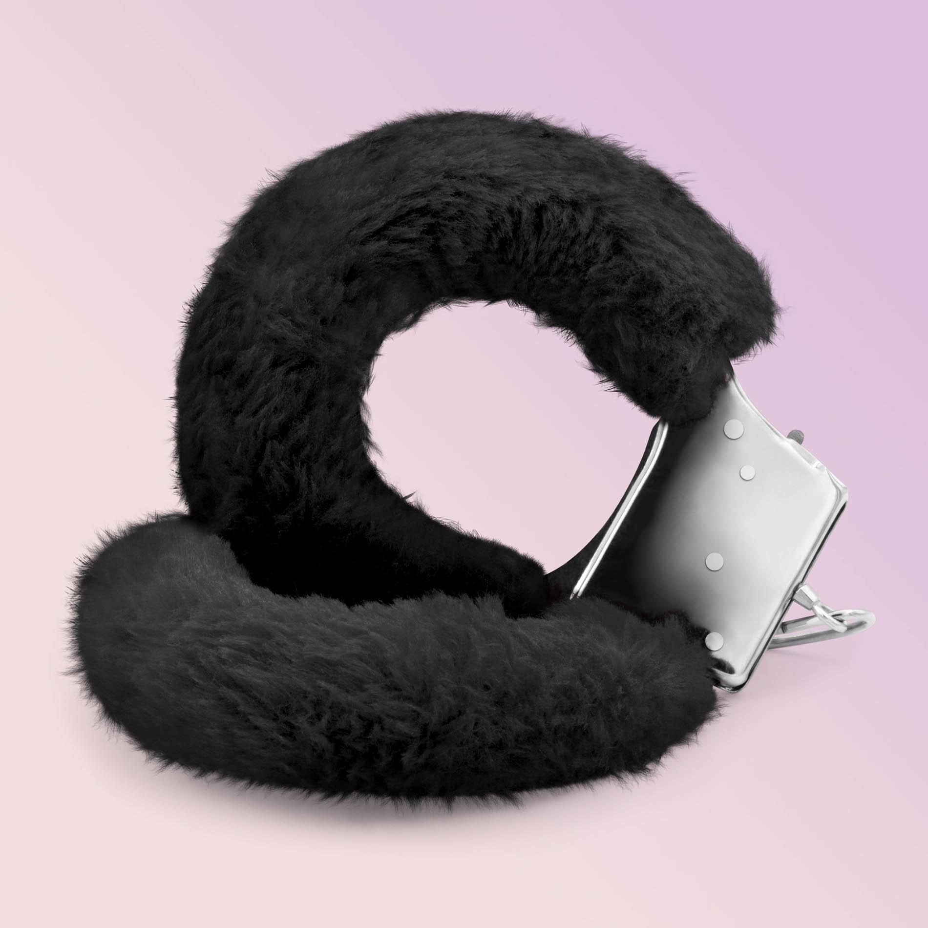 LOVE CUFFS FURRY HANDCUFFS CRUSHIOUS BLACK – BDSM suvaržymai - Image 4
