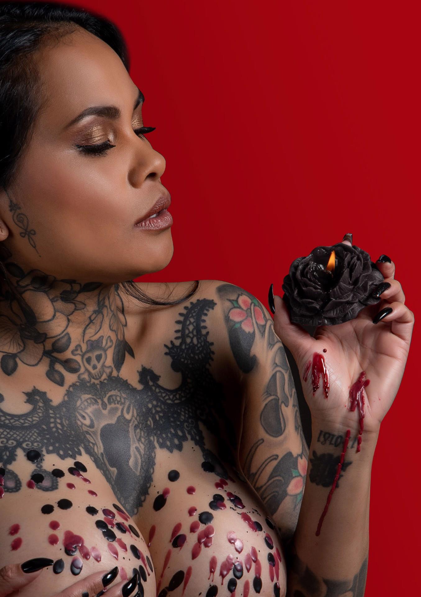 Rose Drip – masažo žvakės (2 vnt., raudona ir juoda) - Image 5