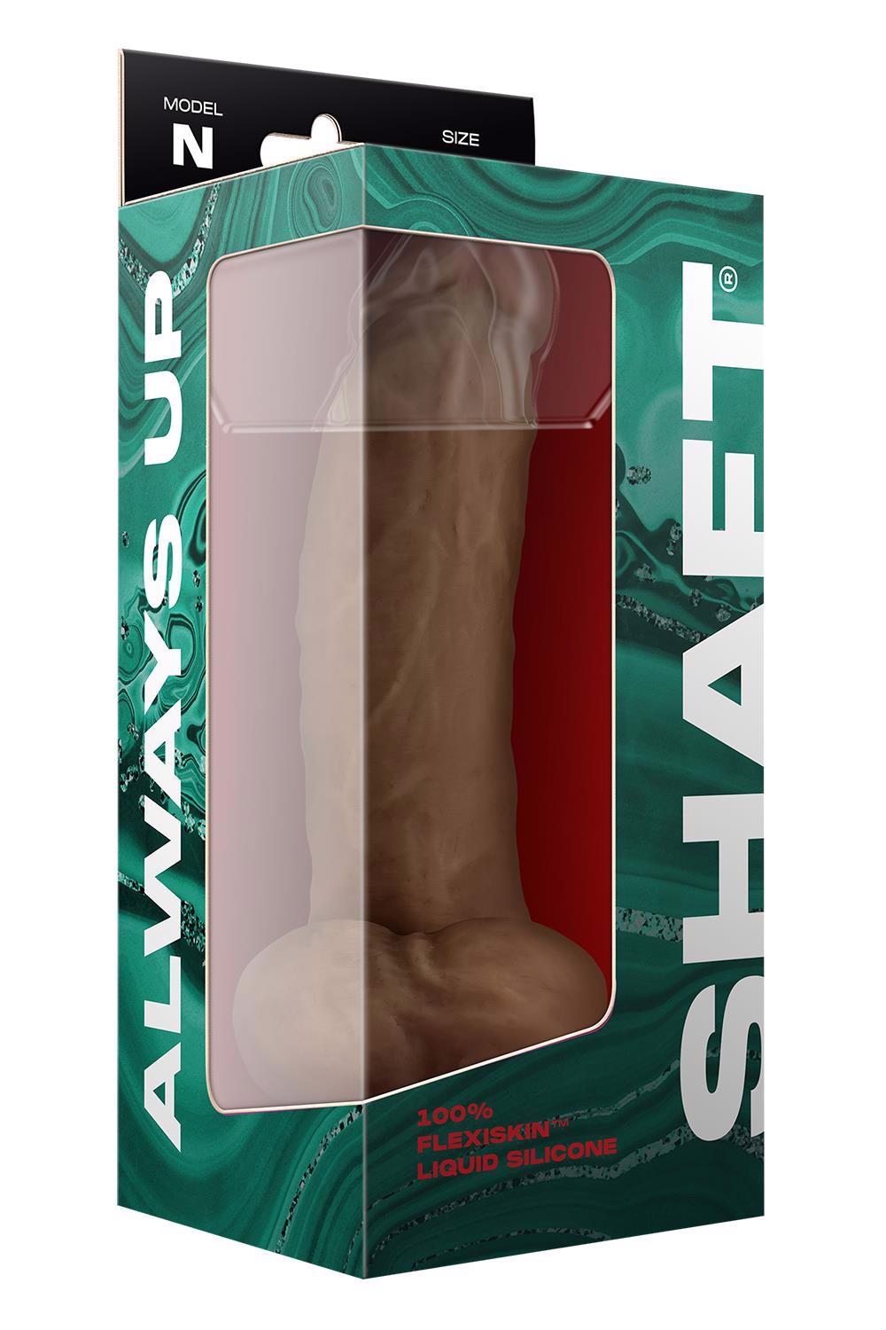 Shaft Model N – realistinis silikoninis dildo su sėklidėmis (9.5 colių, ąžuolo)